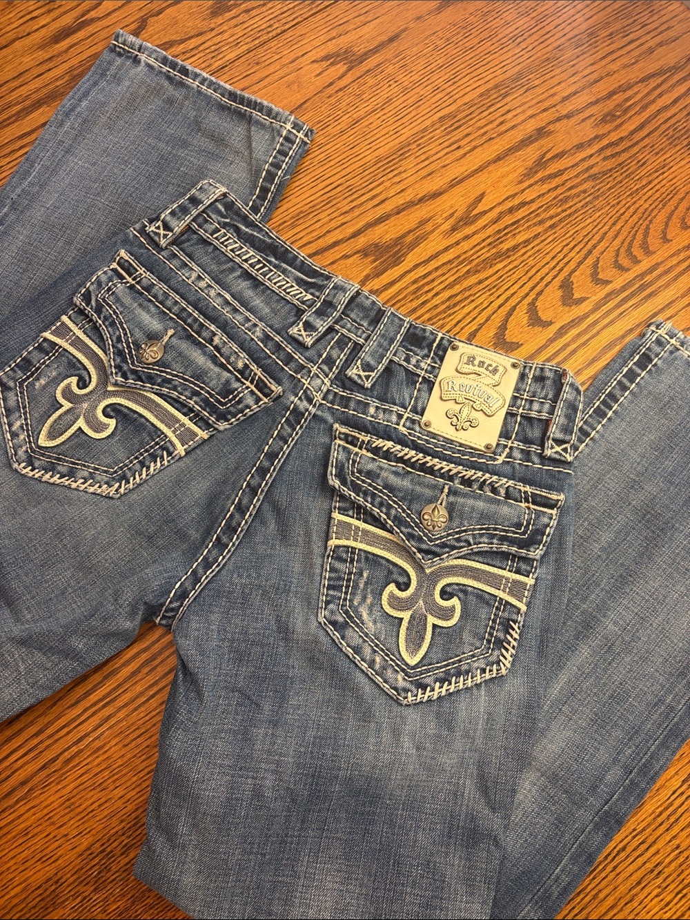 ROCK REVIVAL Men’s Kingston Relaxed Size 29 Med Blue / White Stitching (M-129)